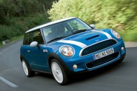 A MINI Cooper S-ben más befecskendezéssel 170 lóerőt tud