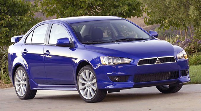 A motorháztető és az első sárvédő erősen emlékeztet a Volvo S40-ére