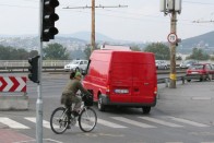 Jó drága és csak papíron működőképes a 2 sávos felhajtó a lámpával