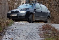 A beton talpfákkal jelölt út már a második futóművet rázza szét