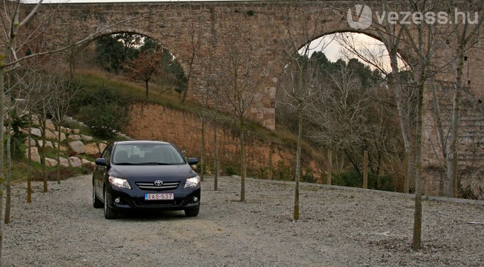 Ha elhittük, hogy a Jetta és a Golf két különböző autó, akkor az Auris és Corolla maghasadása sem okozhat gondot