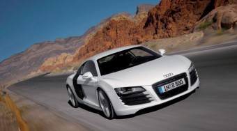 Fehér autó a trendi