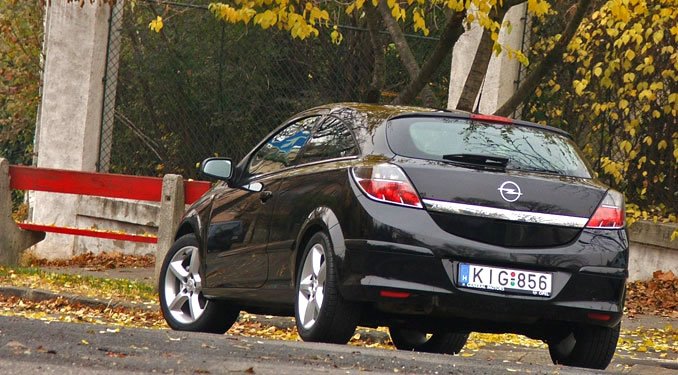 Teszt: Opel Astra 1.8 GTC
