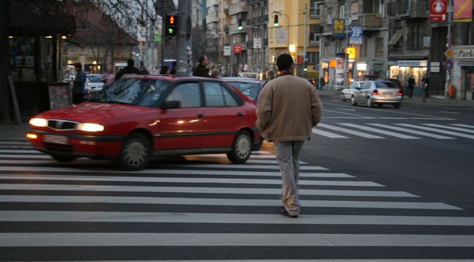 Neki már nehezebb dolga van, a kanyarodó autósok között