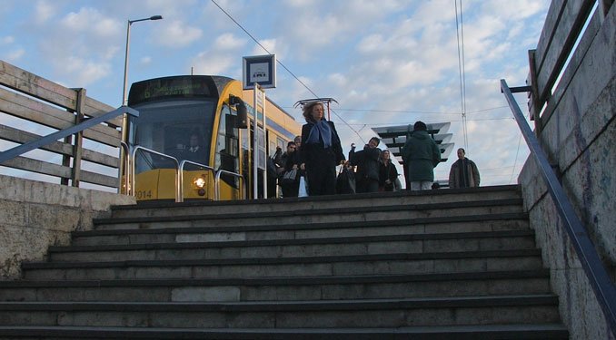 A lépcső oldalában elférne a lift a kerekes székes embereknek