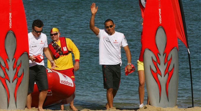 Alonso dolgozik, míg Hamilton lazít