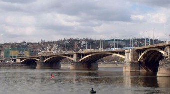 Egy évre lezárják a Margit hidat