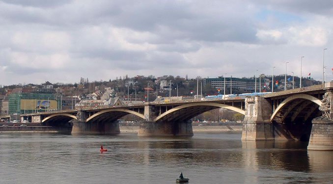 Egy évre lezárják a Margit hidat