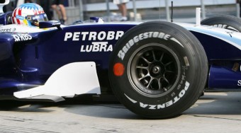 Piros kör, fehér csík, pöttyös labda?