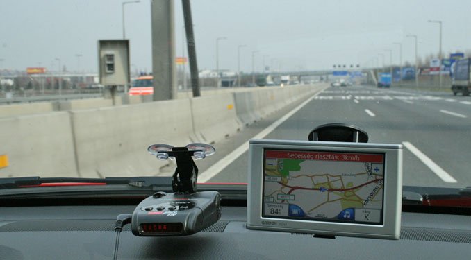 1872_16736_1000x700.jpg | Vezess | Vezess A detektor sikolt, beszél, de mi csak mosolygunk