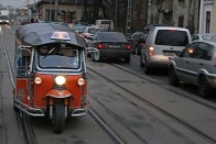 Városi forgalomban kicsit testes a tuk-tuk