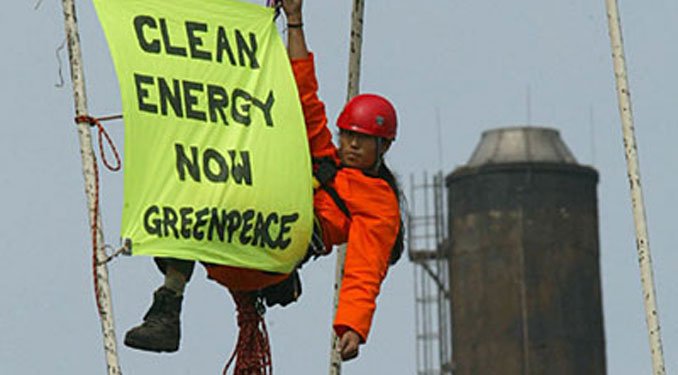 Greenpeace-aktivisták miatt áll a város