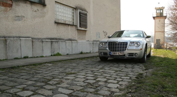 Teszt: Chrysler 300C 3,0 CRD 20