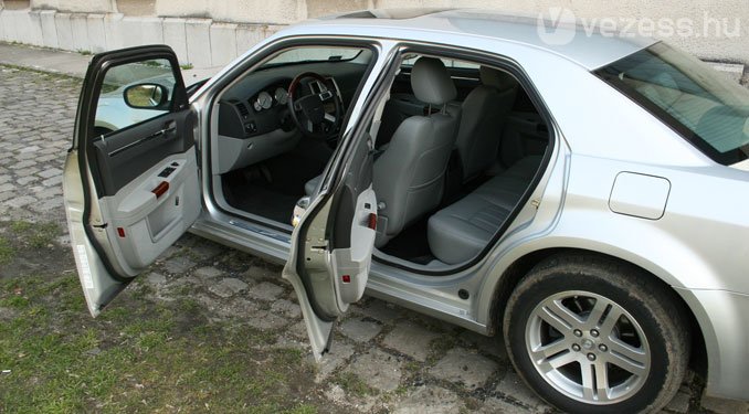 Teszt: Chrysler 300C 3,0 CRD 9