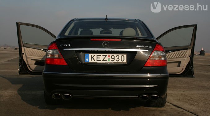 Teszt: Mercedes-Benz E63 AMG 32