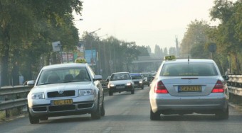 Fegyvert akarnak a taxisok