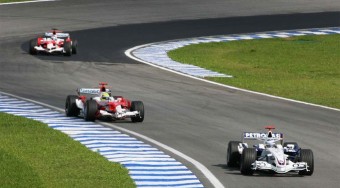 A Toyota a BMW-re hajt