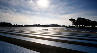 Hamilton továbbra is az élen