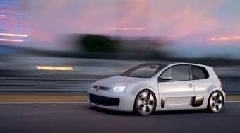 300-zal száguldó Golf