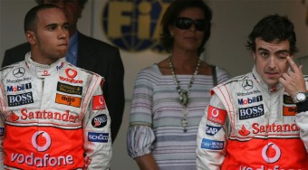 Hamilton beszólt a csapatnak