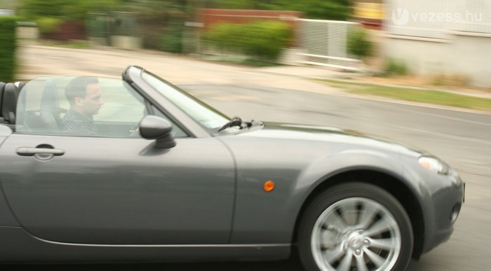 Csoda, hogy az autó rajta van