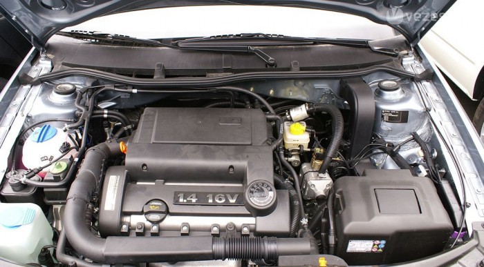 Alig látni, hogy a motor gázzal is működik