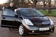 Max Mosley is a Toyota Prius mellett döntött