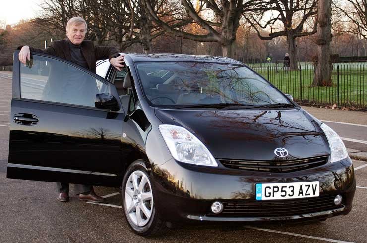 Max Mosley is a Toyota Prius mellett döntött