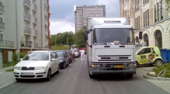 Hé, tahó! Miért csinálsz dugót?