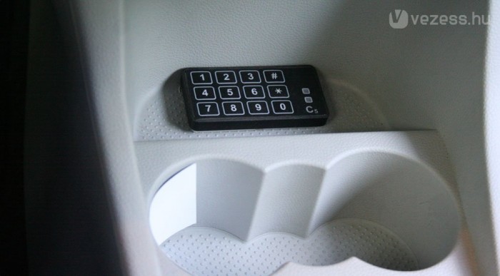 Olyan, mint ha ki lehetne venni, pedig nem.