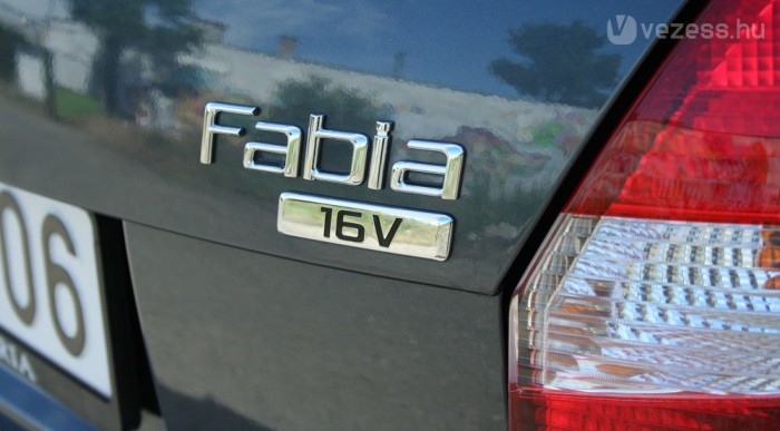 Az 1,2-es csak 3 hengeres és visít, ez nem