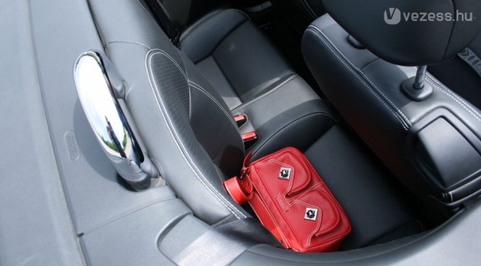 Teszt: Peugeot 207 CC 11 | Vezess Ez még pont elfér a hátsó ülésen