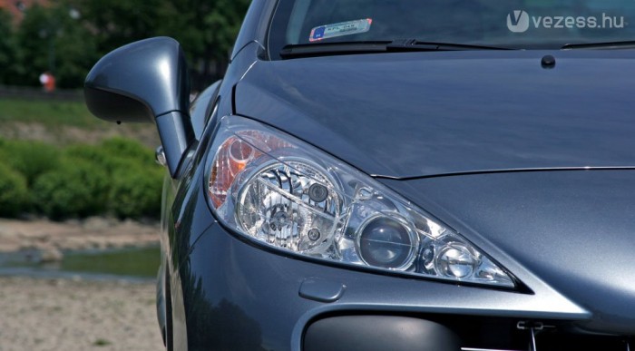 Teszt: Peugeot 207 CC 7 | Vezess Shrek füle ihlette visszapillantót