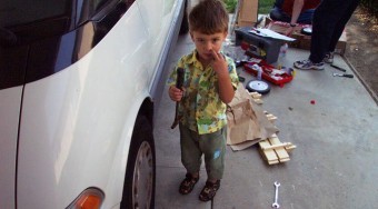 Butítja a gyerekeket az autó