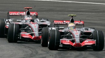 Hamilton és Alonso csatája - videó