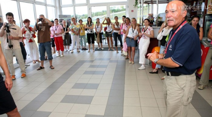 A kép jobb szélén a vicces oktató