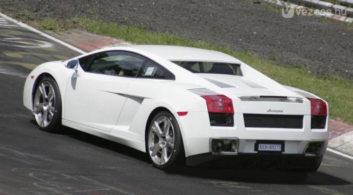 420 lóerős V8-as lehet benne