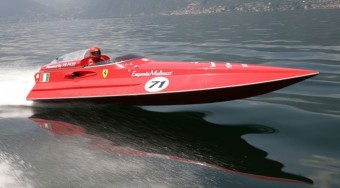 Száguldás Ferrarival vízen