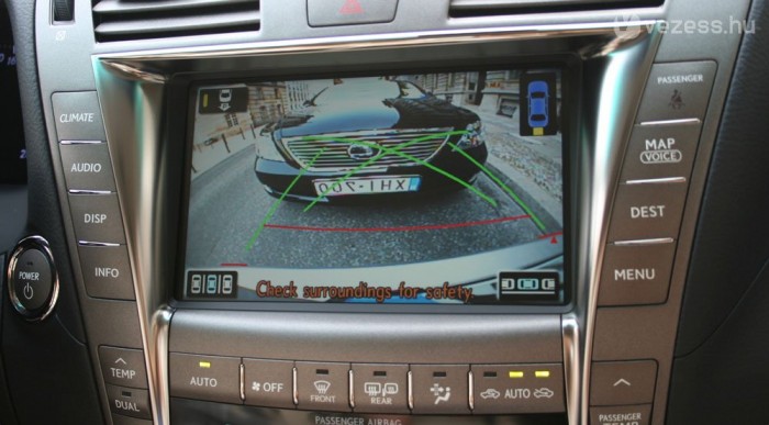 Megpróbál beparkolni helyettünk, ha akarjuk