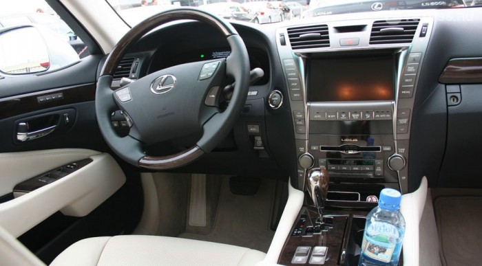 Továbbra sem szép a műszerfal