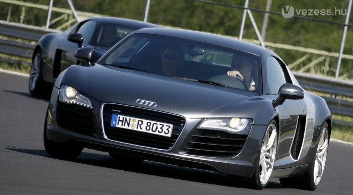 Jó vele társaságban megjelenni