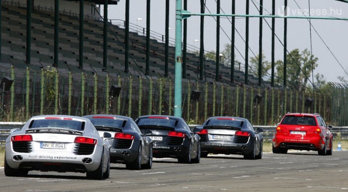 Jaj, de sokan vagytok