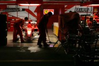 Sötét alakok a Ferrarinál
