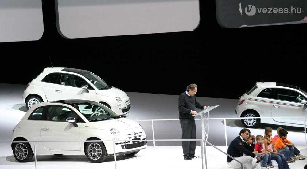 A Fiat 500-ast is fehérben muatatták be