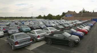 Milliós büntetés az autókereskedőnek