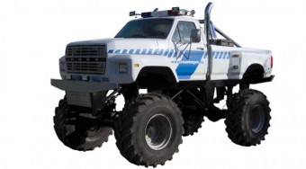 A Lada elbánt a rendőrautóval - videó