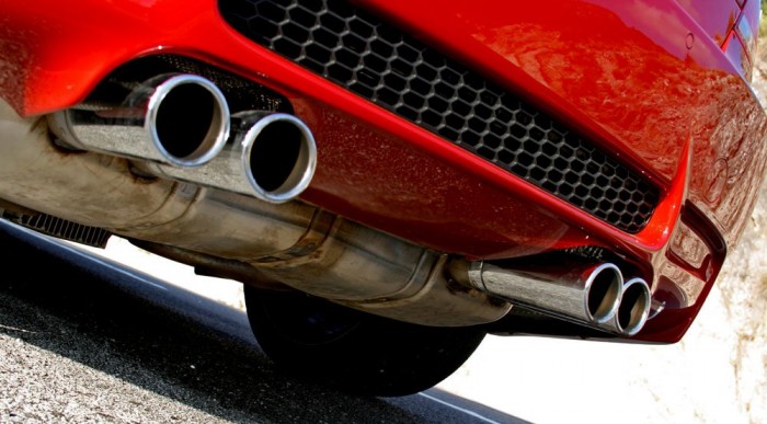 Zenél a kipufogó