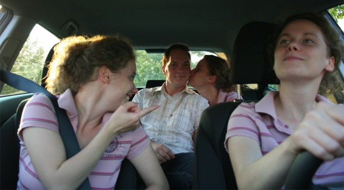 A negyedik csaj is ott van, csak nem látszik