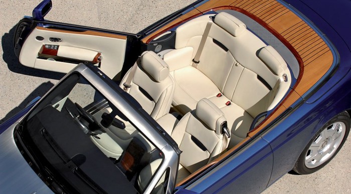 Hátrafelé nyílik, és motorosan