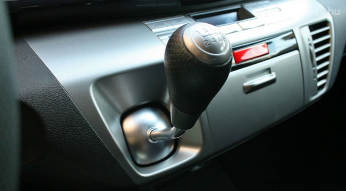 Teszt: Honda FR-V 1,8 Comfort 9 | Vezess Nem nyalóka